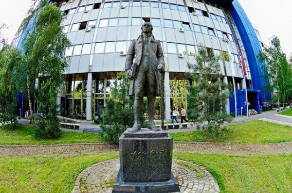 The famous “Blue Building” (Foto: L. Lazić)