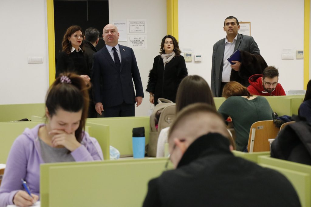 Министар за иновације и технолошки развој у посети ПМФ-у